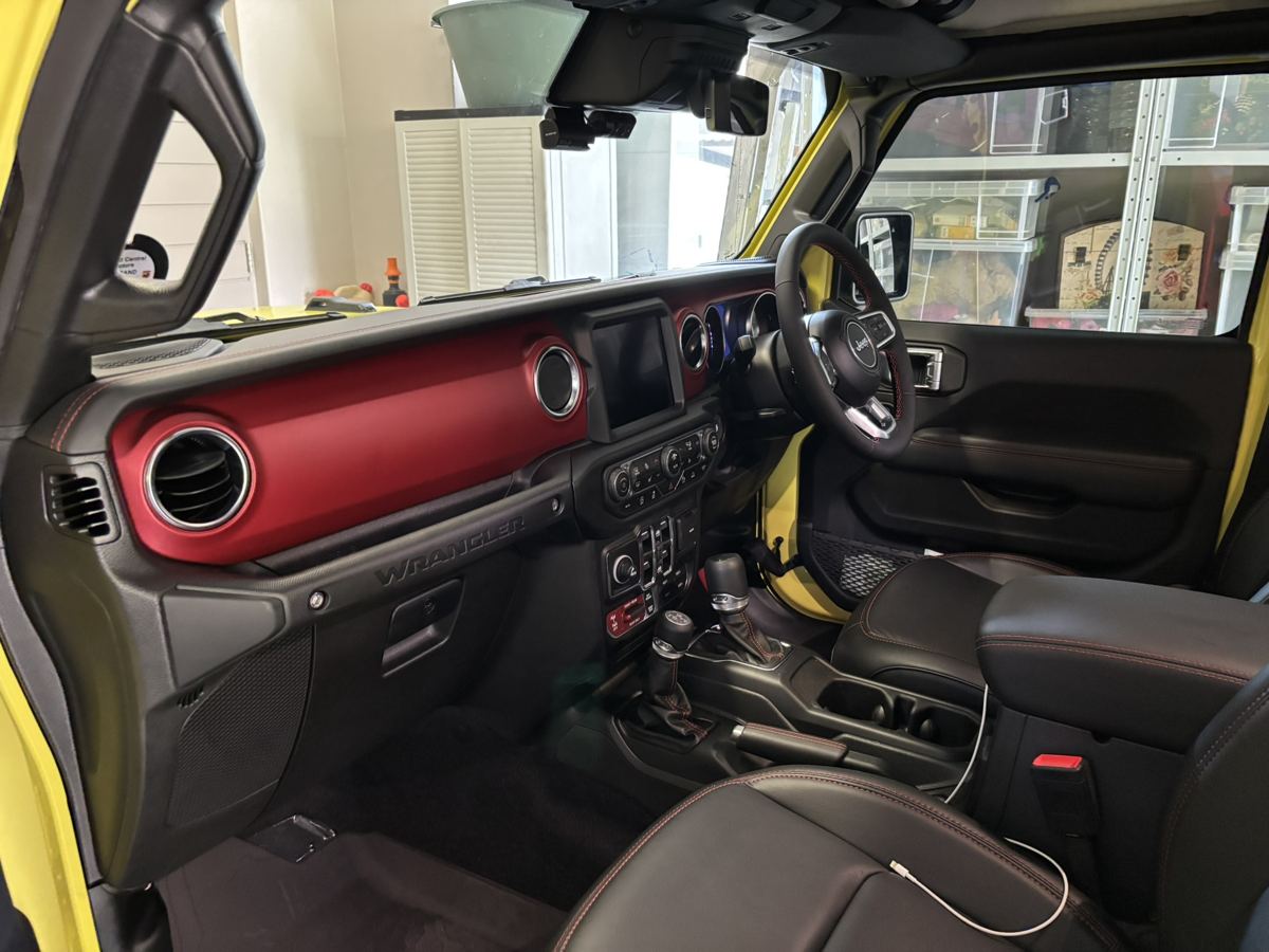 Dashcam installed with no visible wiring across the windscreen